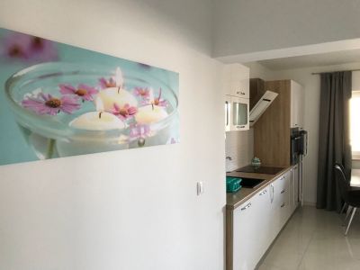 NOVALJA, NA PREDAJ ŠTVORPOSCHODOVÝ DOM S 5 APARTMÁNMI, BAZÉN, LOKALITA, KOMPLETNE NOVO ZARIADENÝ - 9