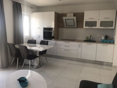 NOVALJA, NA PREDAJ ŠTVORPOSCHODOVÝ DOM S 5 APARTMÁNMI, BAZÉN, LOKALITA, KOMPLETNE NOVO ZARIADENÝ - 1